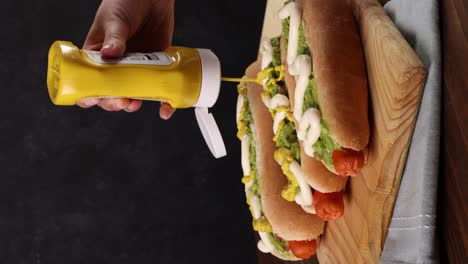 Chilenischer-Typischer-Hotdog-Mit-Tomaten,-Avocado-Palta-Und-Mayonnaise,-Selektiver-Fokus,-Vertikales-Video