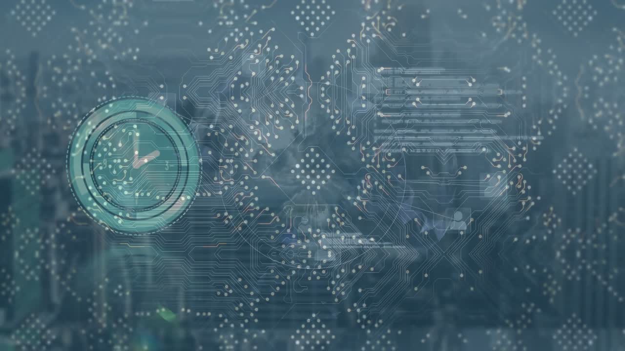 Animazione di una scheda di circuito di computer e orologio in movimento con elaborazione dati su un paesaggio urbano