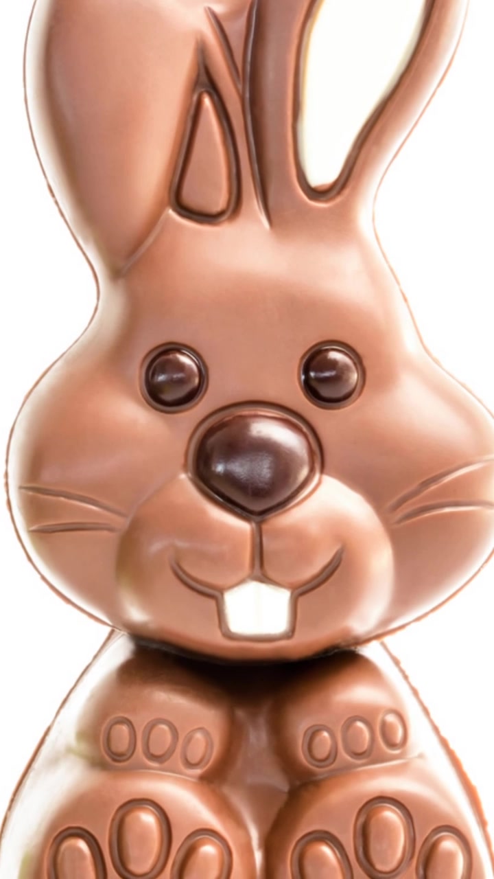 Animação de coelho da Páscoa de chocolate em fundo branco.