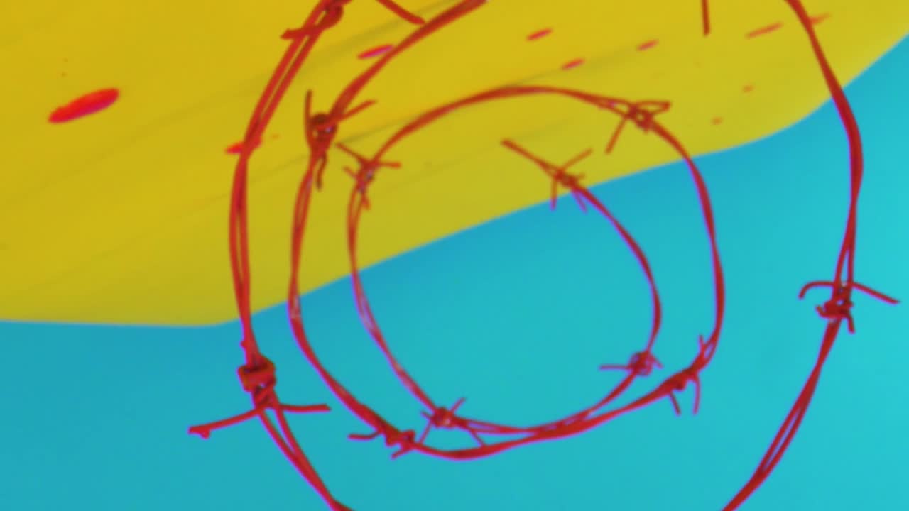 vista giratoria a través de un túnel de alambre de púas de colores, con flores atadas al alambre, una superficie amarilla con un fondo azul, el concepto de resiliencia en la adversidad, armonía de elementos contrastantes