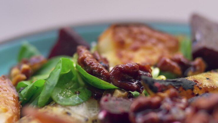 Insalata di formaggio di capra al forno e pere, primo piano estremo in panoramica