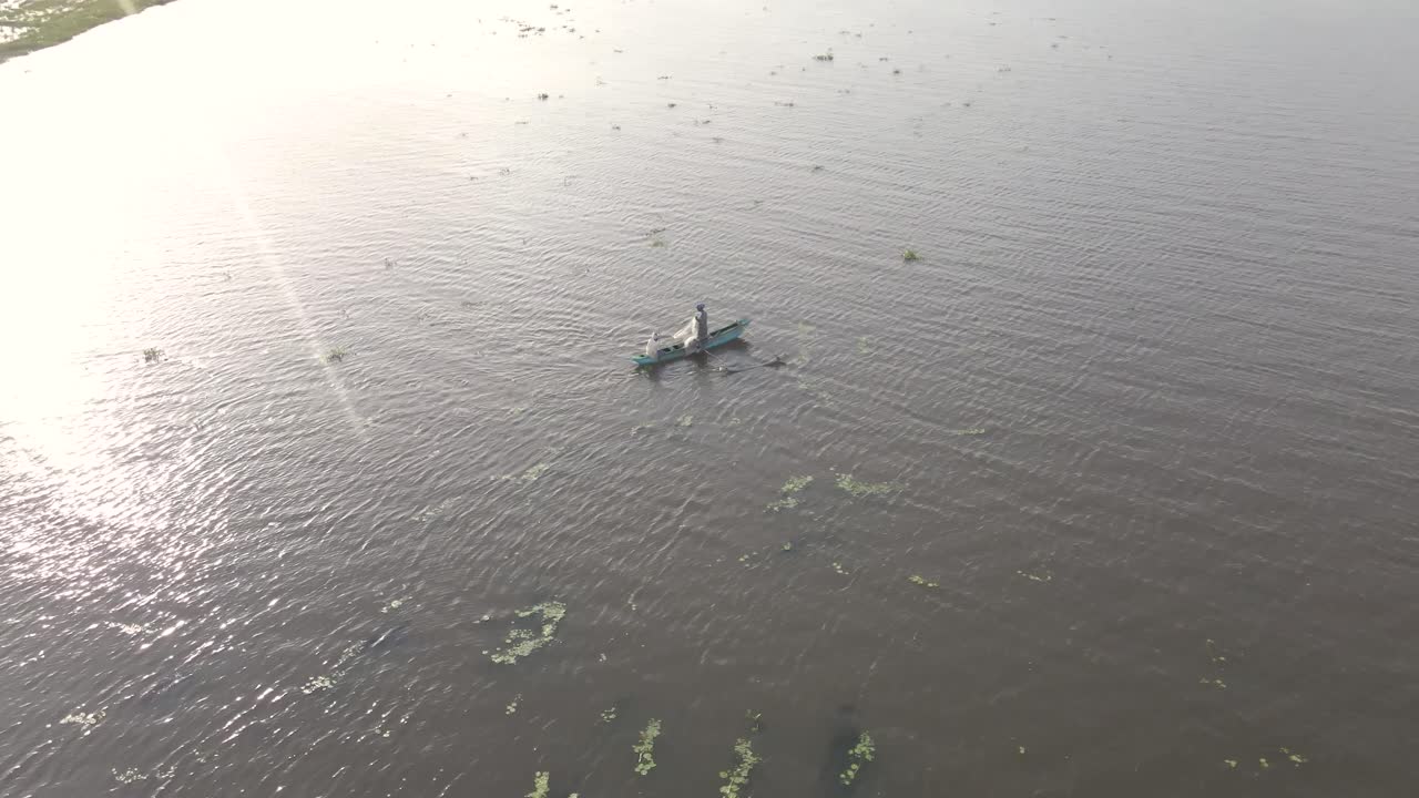 진흙투성이 강 낚시를 하는 지역 전통 어부들의 360도 공중 드론 샷