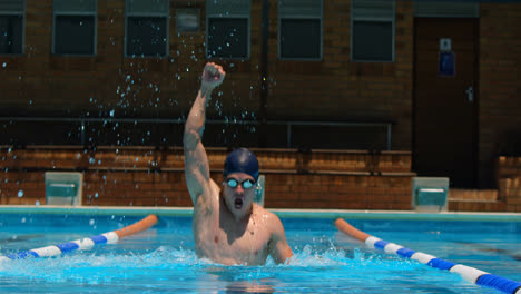 Männliche-Schwimmer-Reagieren,-Nachdem-Sie-Das-Rennen-4k-Gewonnen-Haben