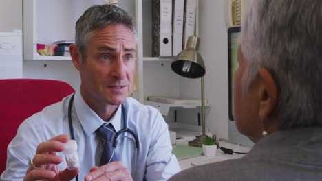 médico examinando a una mujer mayor en un hogar de ancianos