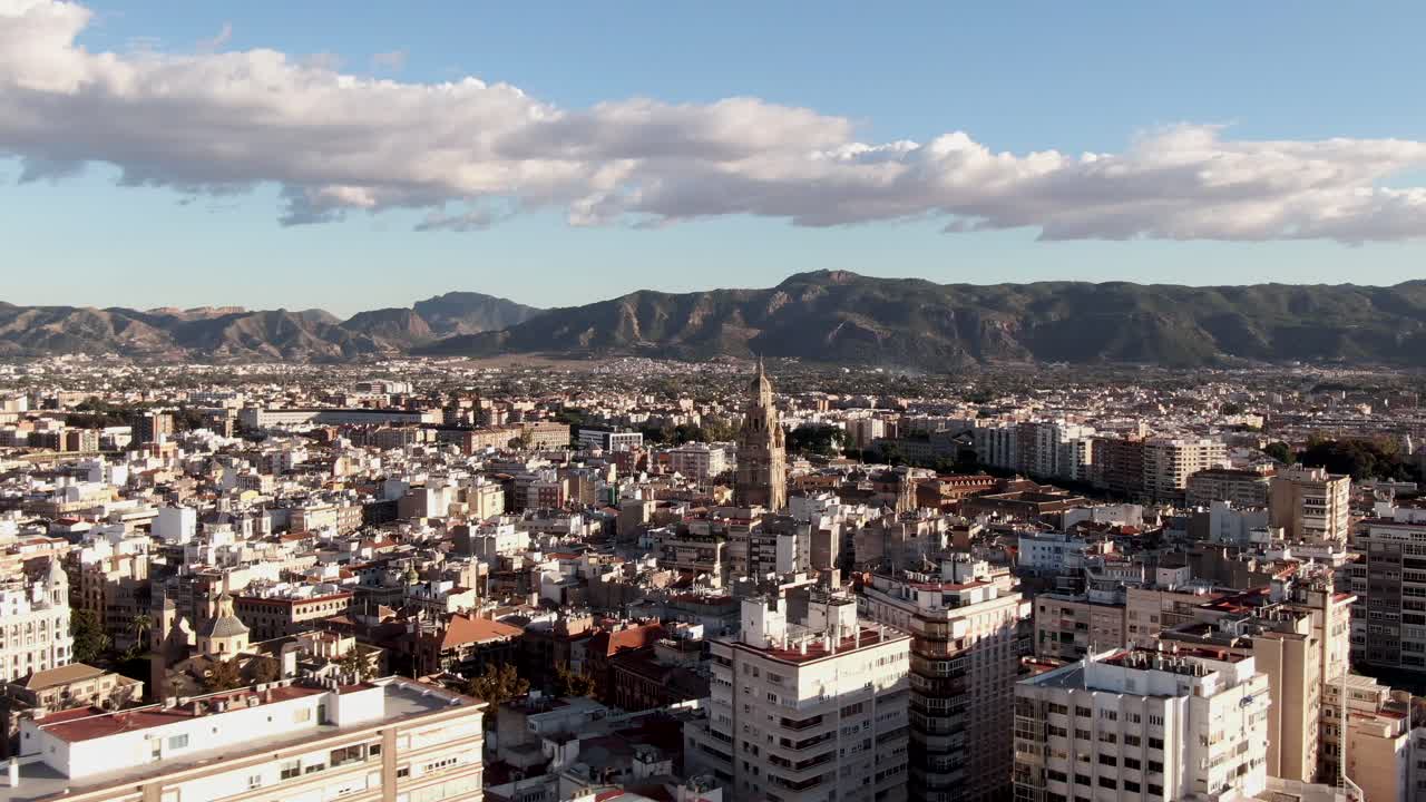 vista aérea de la ciudad de murcia y la catedral con un telón de fondo de montaña, españa