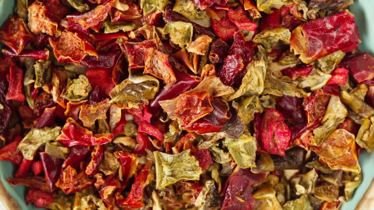 향신료, 건조한 허브, 고추,  뷰 회전, 중동 요리, 매운 요리를 요리하는 향신료. 아라비아 또는 모로코 음식.