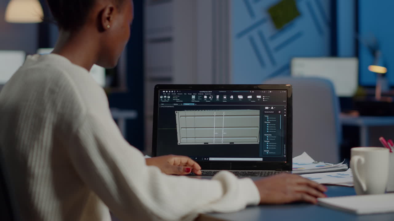 arquitecto independiente negro que trabaja en software 3d para elaborar el diseño de contenedores