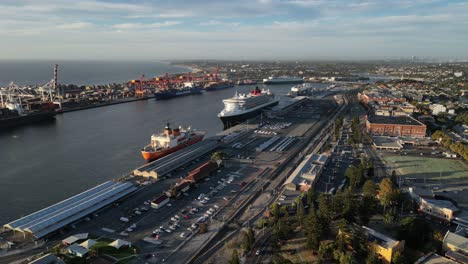 El-Puerto-Y-Los-Grandes-Barcos-Amarrados-En-La-Ciudad-Portuaria-De-Fremantle-En-El-Oeste-De-Australia