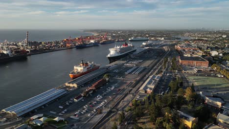 el puerto y los grandes barcos amarrados en la ciudad portuaria de fremantle en australia occidental
