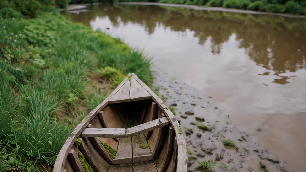 старая деревянная лодка у реки.
