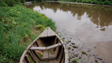 viejo barco de madera junto al río