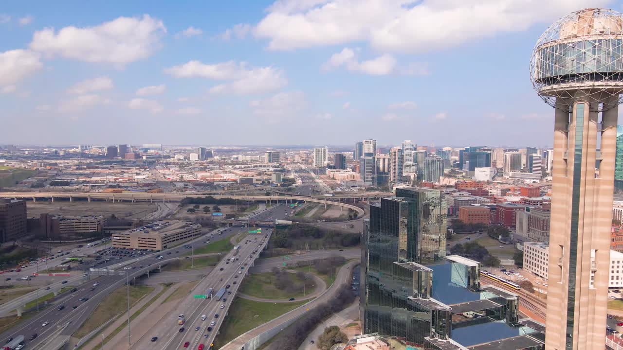Traffico autostradale. Filmato aereo 4K. Dallas, Texas
