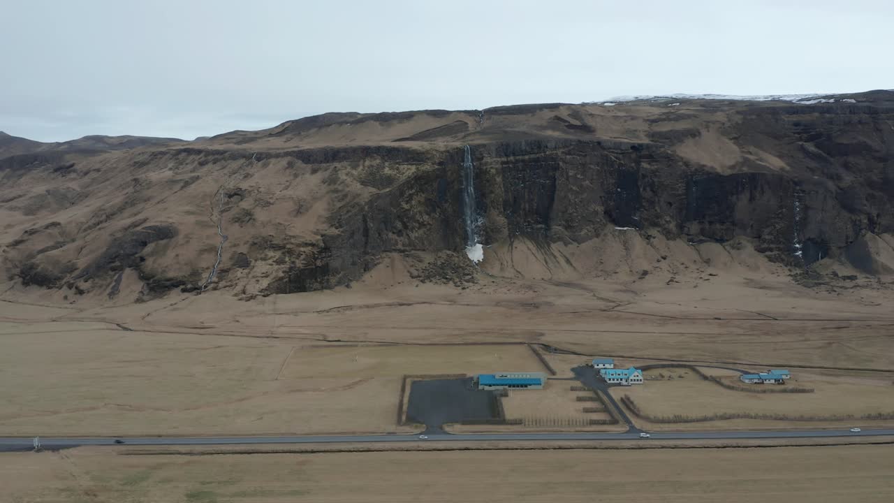 imágenes de drones de 4k de una cascada y un camino en islandia