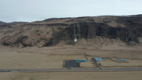 imágenes de drones de 4k de una cascada y un camino en islandia
