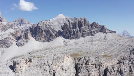 Vista-Aérea-De-Los-Dolomitas-Italianos-Escarpados-Contra-El-Cielo-Azul,-Val-Badia,-Italia