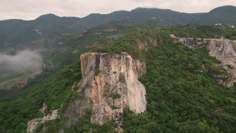 Luftaufnahme-Der-Leuchtend-Türkisfarbenen-Pools,-Die-Durch-Mineralhaltiges-Wasser-Bei-Hierve-Gebildet-Werden