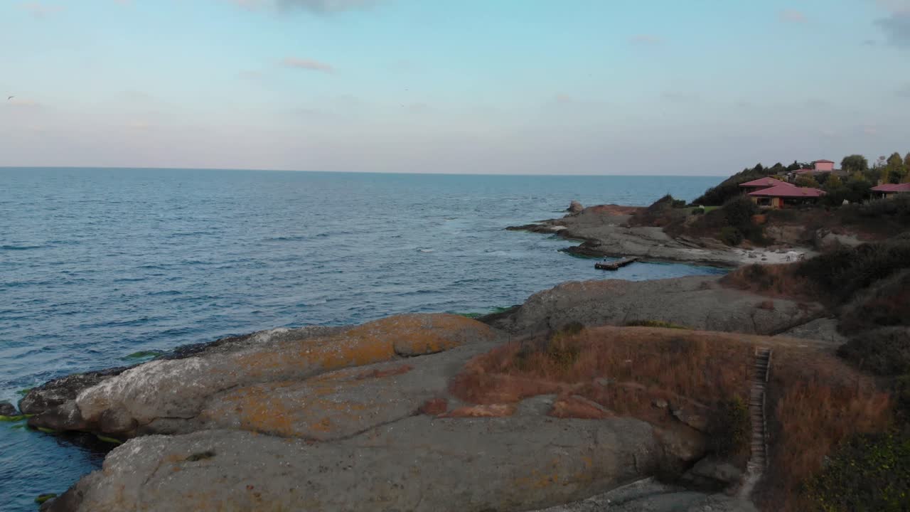 воздушная съемка над скалистым морским побережьем, снятая дроном перед закатом, конец клипа в открытом море - лозенец, болгария