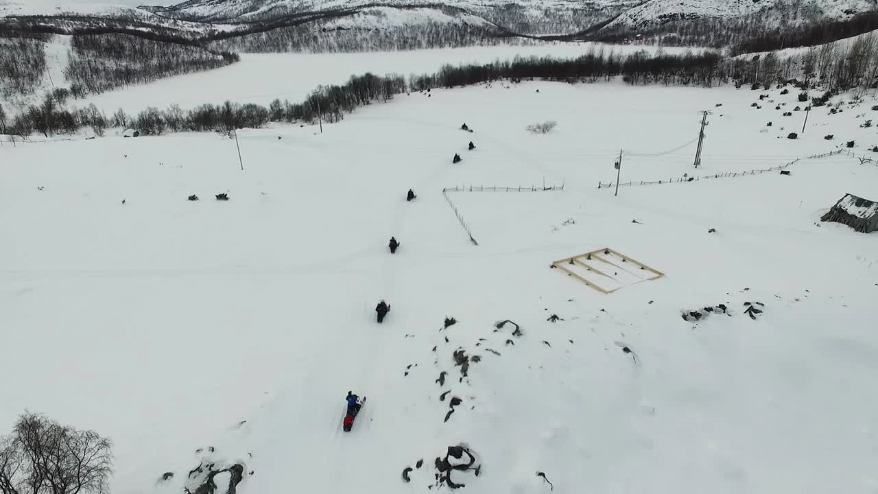 Motoslitta su un lago ghiacciato in un paesaggio invernale