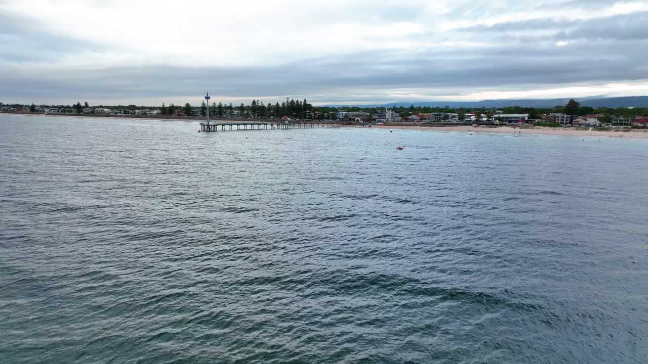 drone cinematográfico hacia el embarcadero de brighton con adelaide cbd en la distancia 4k