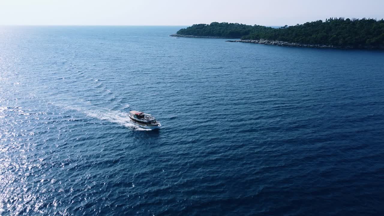 Sorvolo aereo di una barca sulle acque blu del Mare Adriatico, Croazia