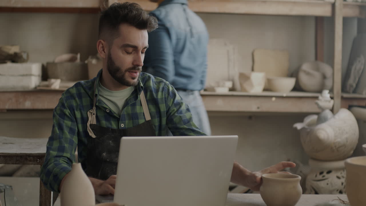 Laboratorio di ceramica: Artisti al lavoro