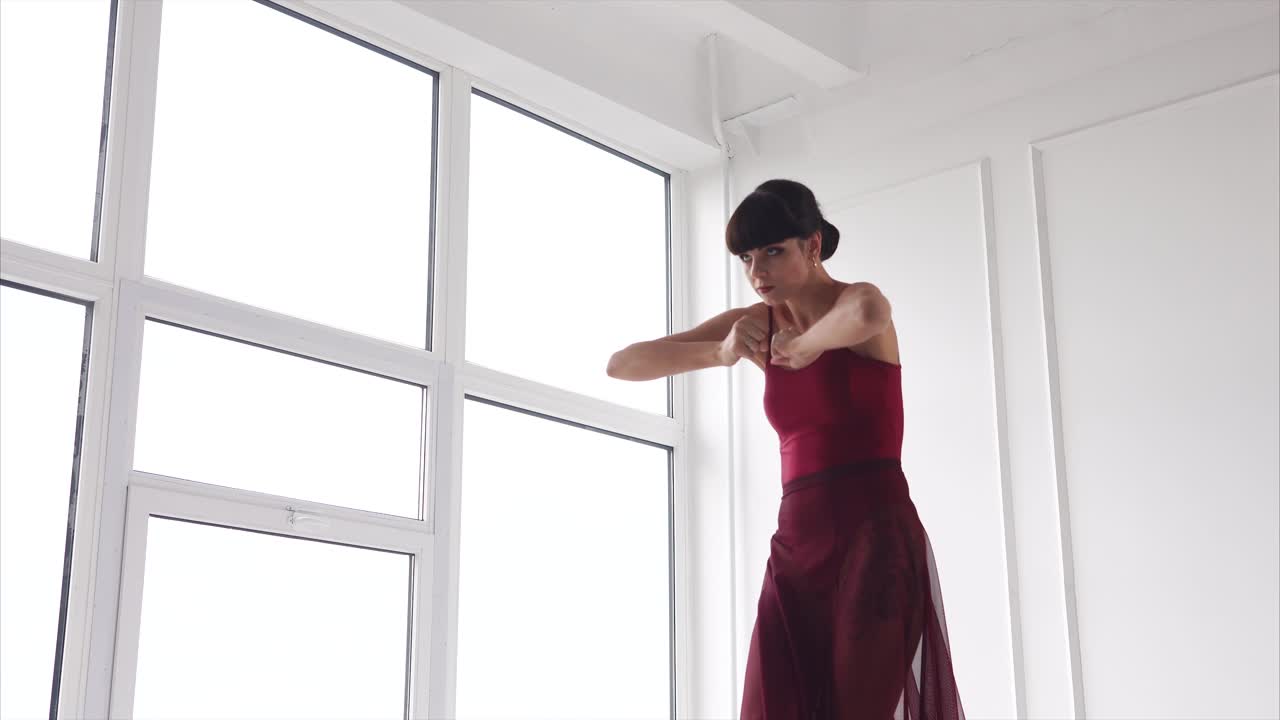 Ballerina di danza classica in posa in uno studio