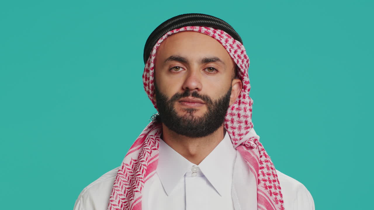 la persona árabe hace una señal de silencio