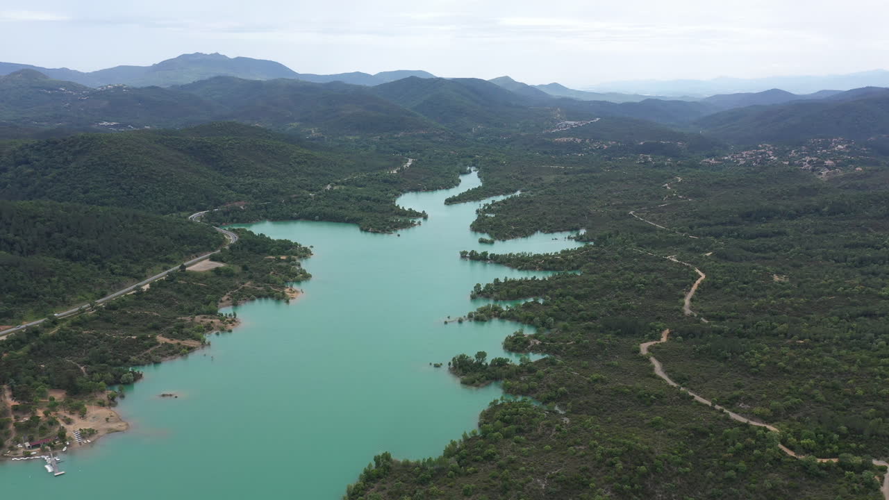 la base náutica del lago de saint-cassien, naturaleza, tiro aéreo, agua y montañas, francia.