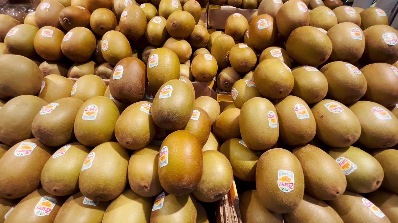 Esposizione di kiwi freschi in un negozio di alimentari