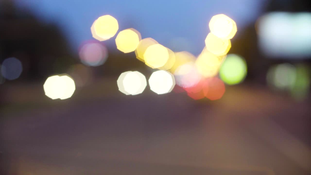 semáforos desenfocados por la noche en moscú