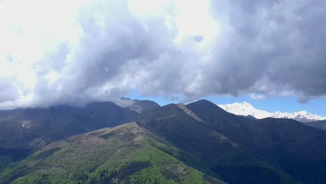 montañas de primavera y verano de los alpes italianos en piamonte, lapso de tiempo en 4k