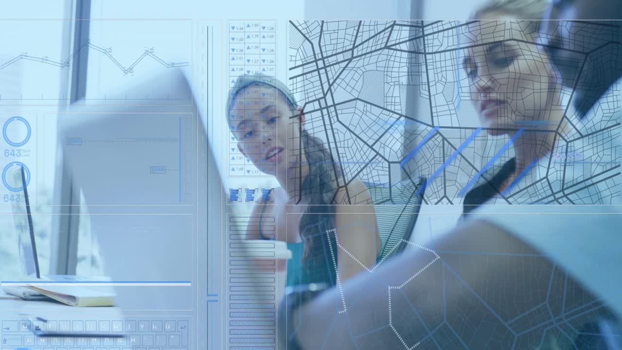animación del procesamiento de mapas y datos financieros sobre diversas personas de negocios.