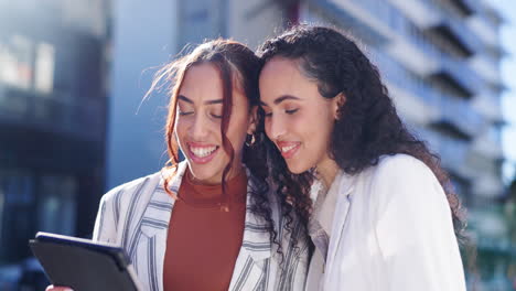 La-Ciudad,-La-Tableta-Y-Las-Amigas-Sonríen-Con-Las-Redes-Sociales.