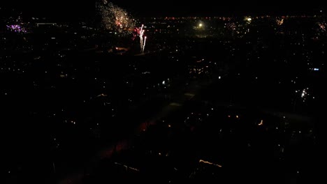 Fuegos-Artificiales-Estallando-En-La-Noche-Celebrando-El-Año-Nuevo