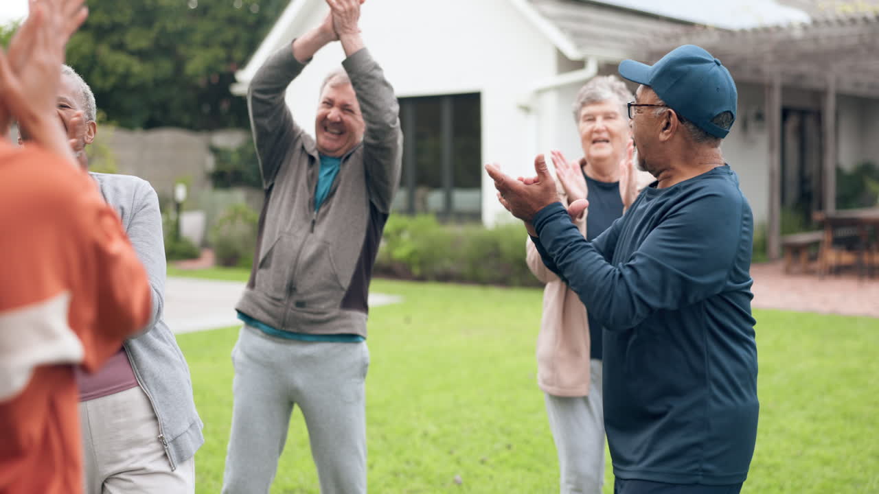 박수 치는 것, 피트니스 또는 노인 그룹