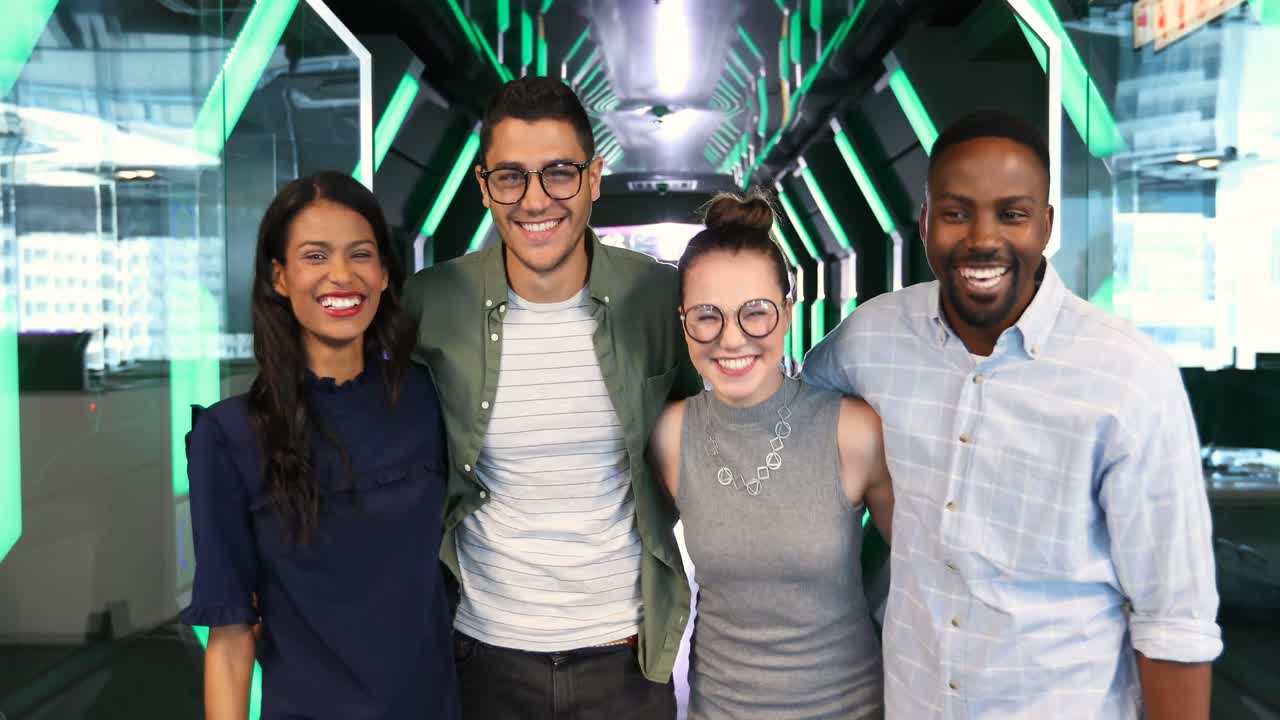 colegas de negocios abrazándose en la oficina 4k