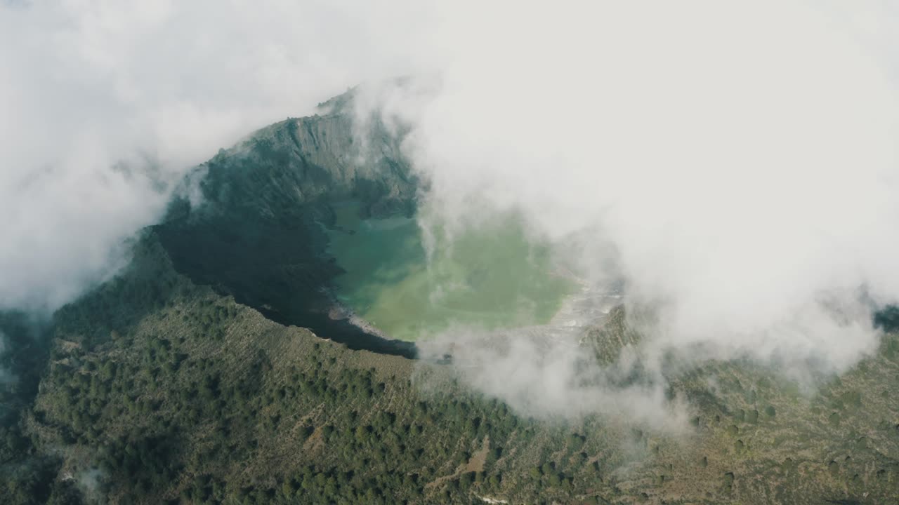 cráter volcánico el chichonal en chiapas, méxico en un día nublado - toma aérea de drones