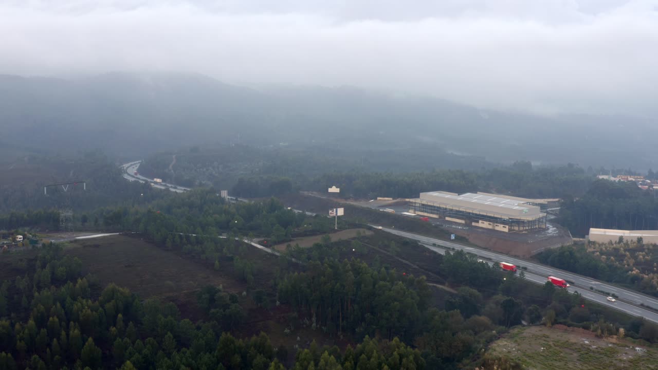 pemandangan awan rendah di atas jalan raya di portugal