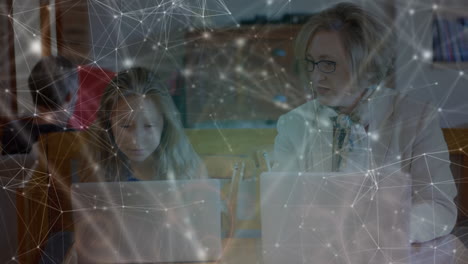 animación de la red de conexiones sobre niñas y mujeres usando computadoras portátiles