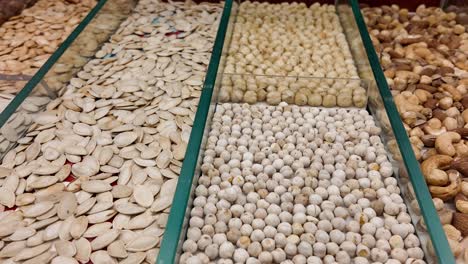 exhibición de nueces y semillas variadas