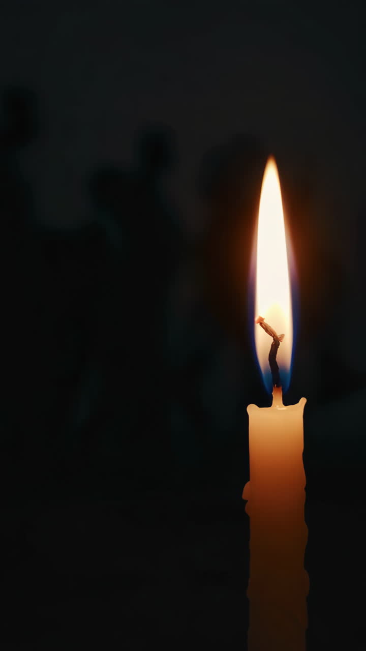 Luce di candela al buio