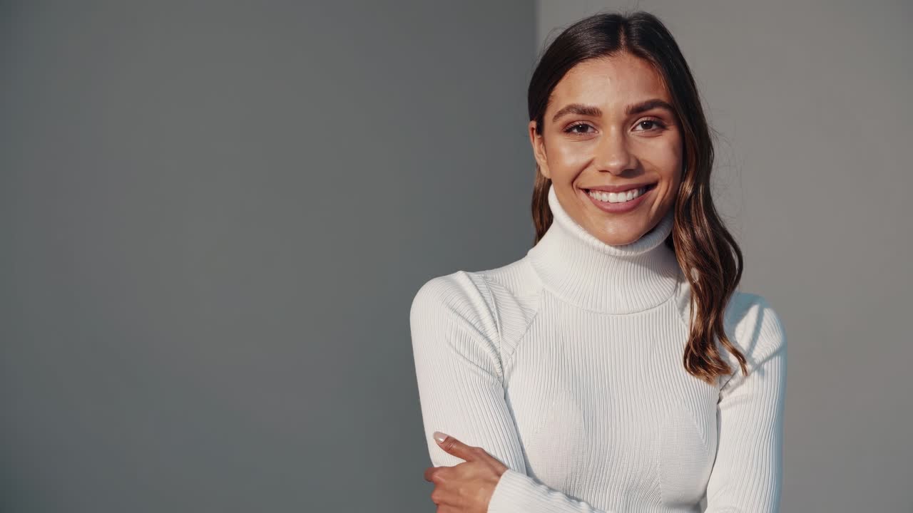 mujer sonriente con cuello pálido blanco