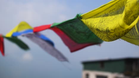 Zeitlupenclip-Mit-Gebetsfahnen,-Die-Aufgrund-Des-Windes-In-Darjeeling,-Westbengalen,-Indien,-Wehen