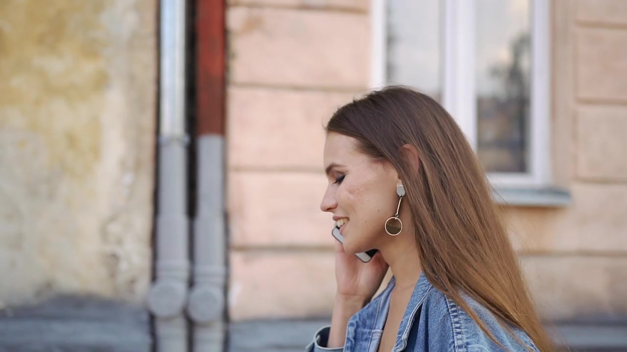 Dışarıda Yürürken Akıllı Telefonla Konuşan Genç Kadın