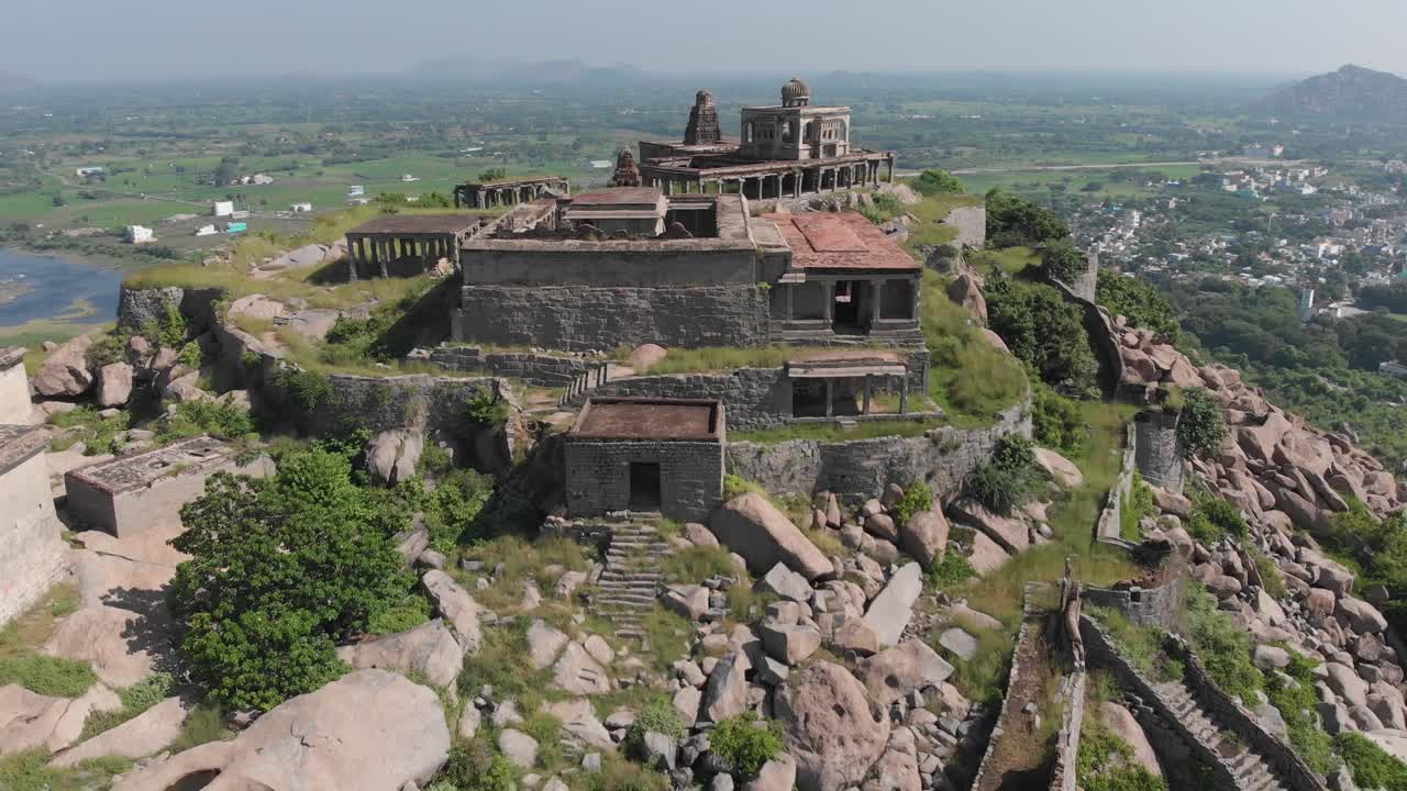 monumento del fuerte krishnagiri en la cima de la colina con paisaje en un hermoso día soleado en el fondo