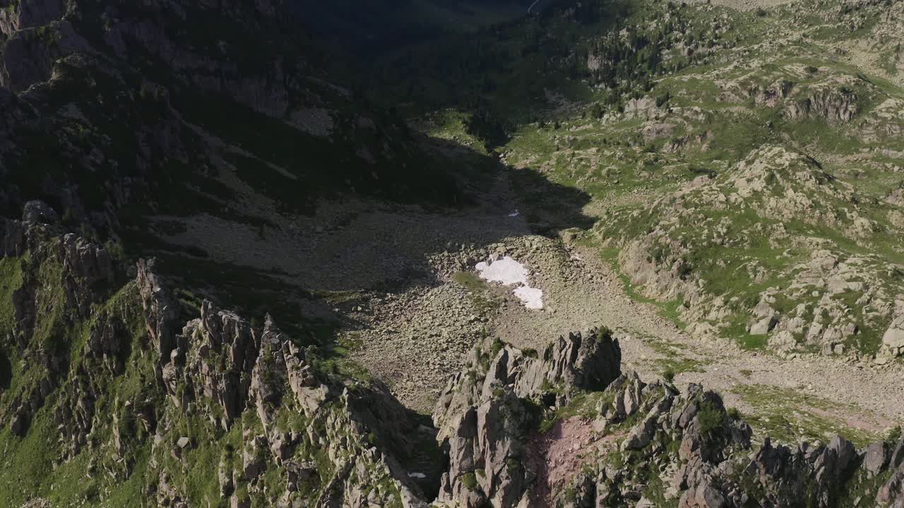 increíble tiro inclinado mirando hacia abajo en la ladera rocosa debajo de la empinada cordillera de las montañas en la cordillera lagorai en italia
