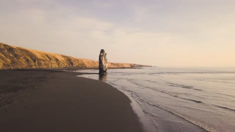 Drohnenaufnahmen-Vom-Hvitserkur-Felsen-In-Island