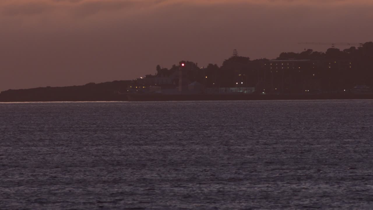 torre del faro con un cielo nublado en segundo plano