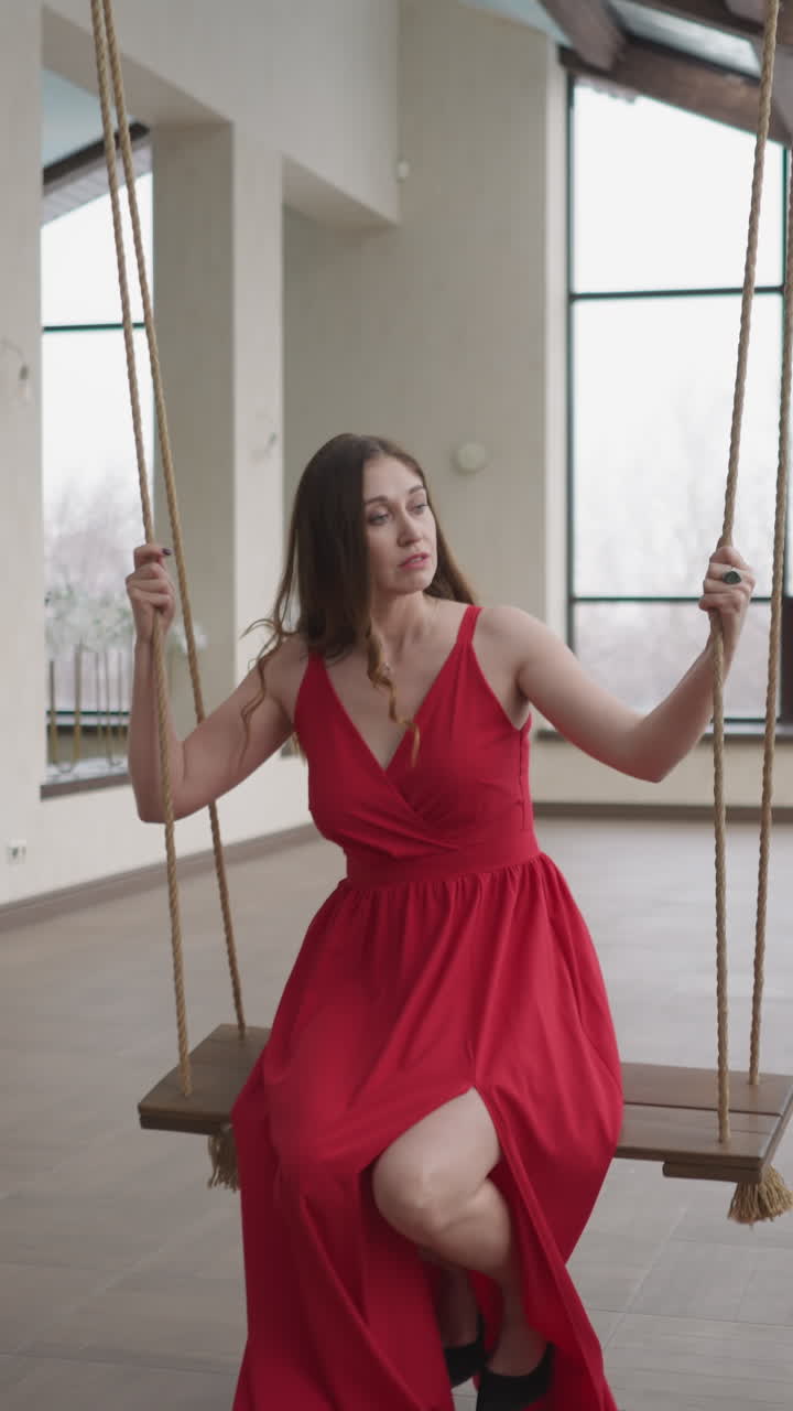 여성 모델은 스의 기에 빠져 있습니다. 젊은 여성은 우아함과 젊음의 풍요로움을 보여줍니다. 오두막 갤러리에서 즐거운 장면.