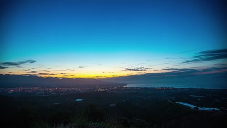 amanecer sobre el cerro de la encina en la costa mediterránea con la ciudad de torre del mar en el fondo